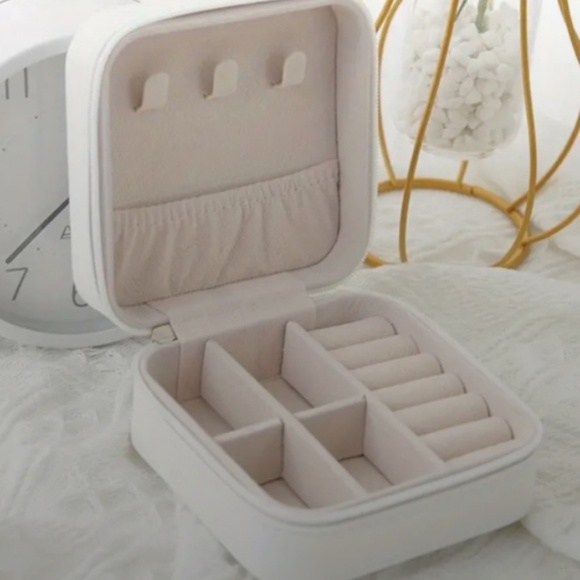 Green Leather Jewelry Storage Box/Travel Box/Portable Jewelry Box - Picture 9 of 9